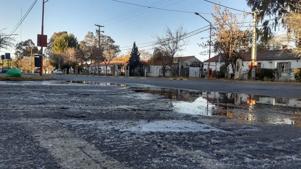 Se arrojó sal en las calles para que el agua no se convierta en hielo tan rápido. (Foto archivo)