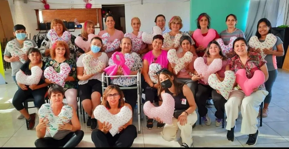 Sobrevivientes de cáncer se unen para fabricar almohadones oncológicos  