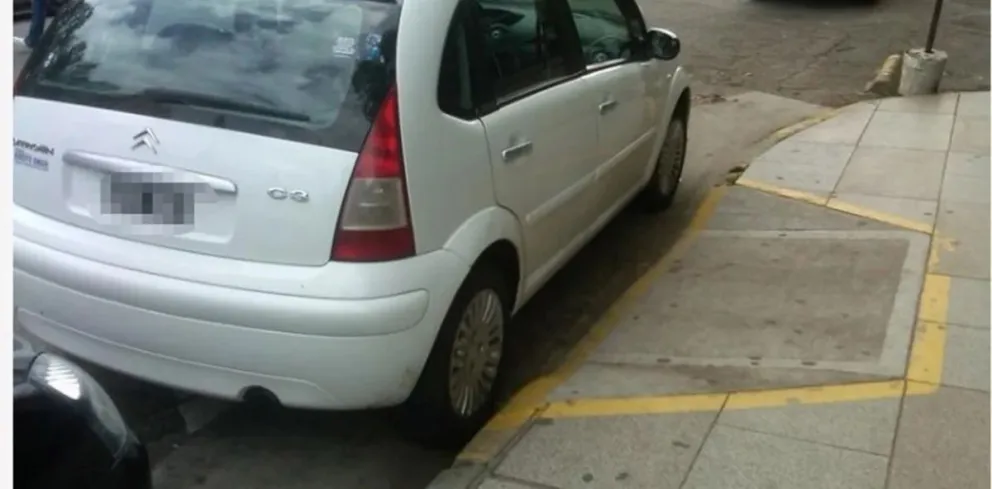 Fuertes multas para quienes se estacionen en las rampas