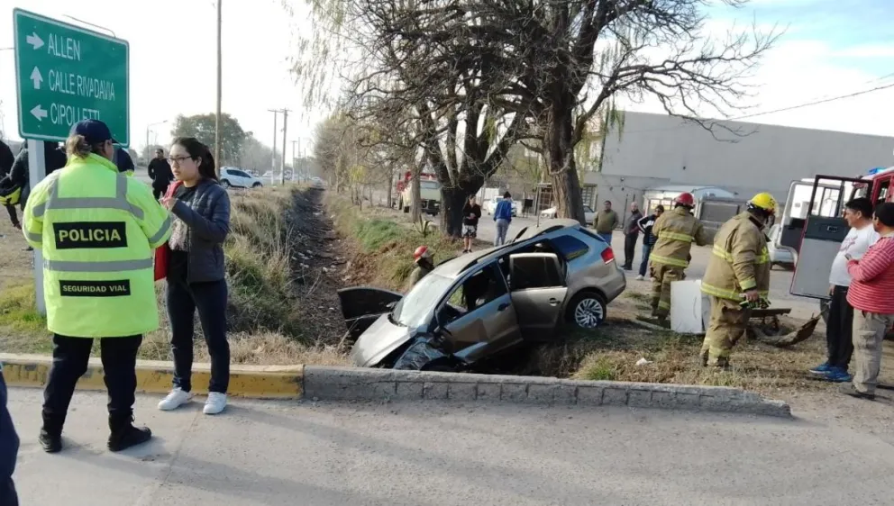 Un auto cayó al canal y dos personas tuvieron que ser rescatadas por los bomberos