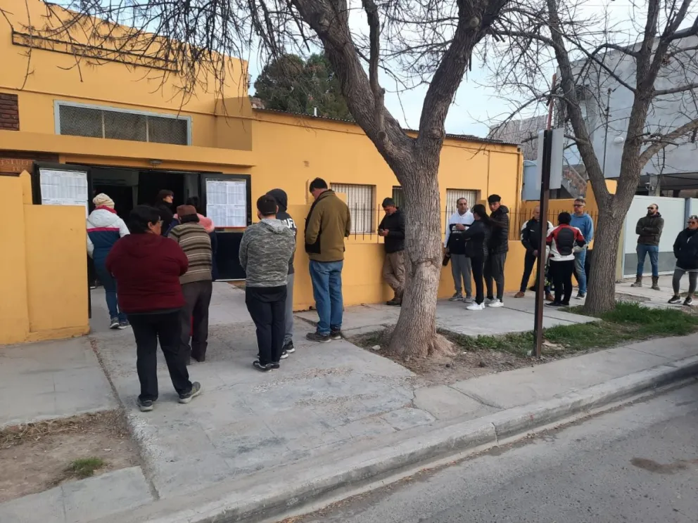 PASO 2023: bolsas de boletas en los pasillos, demoras en la apertura de mesas y poca participación