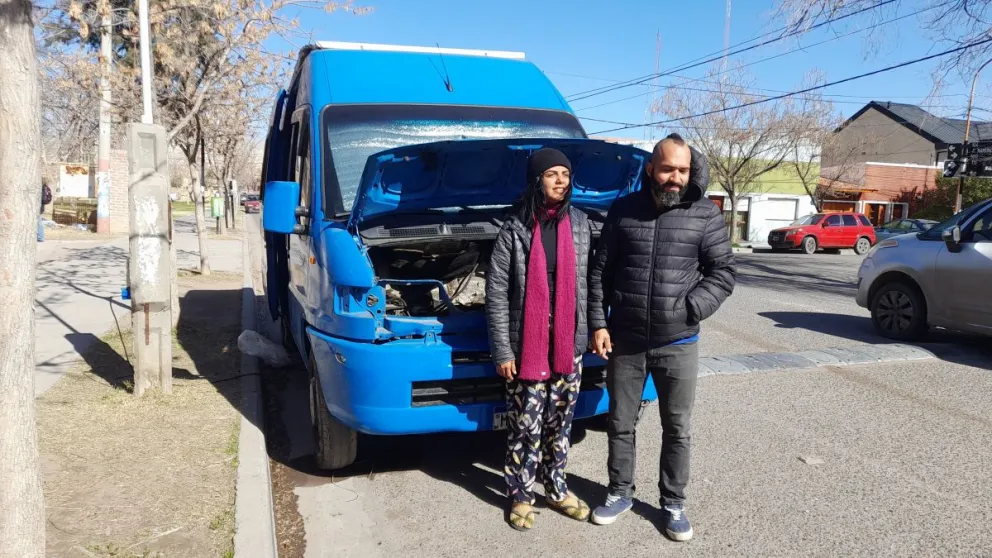 Por culpa de los pozos de la ruta 151 una pareja de brasileros rompió la camioneta y quedaron varados