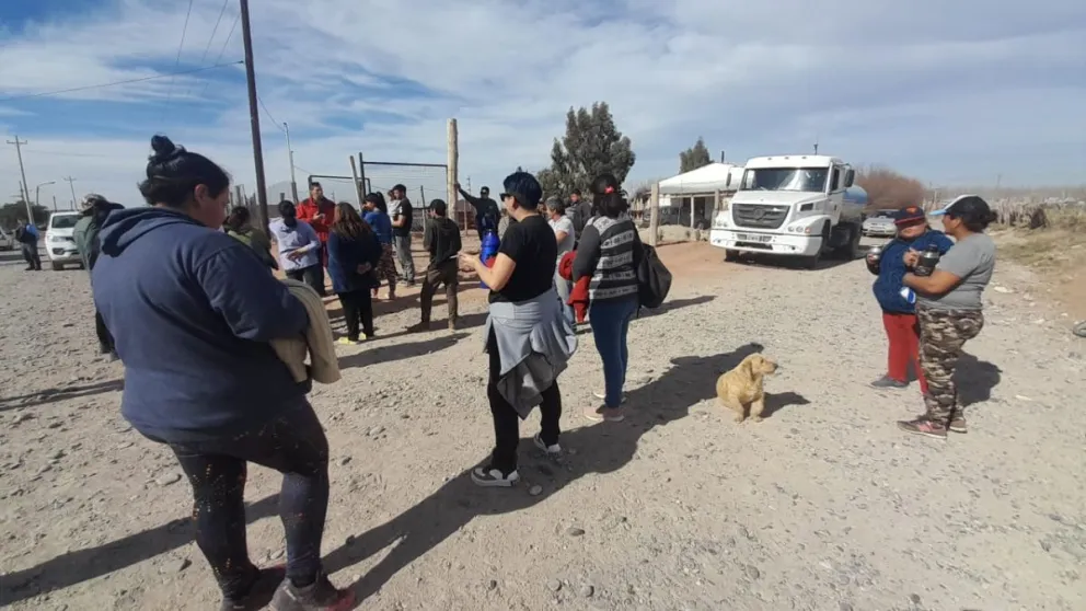 Cansados de no tener agua, vecinos retuvieron un camión 