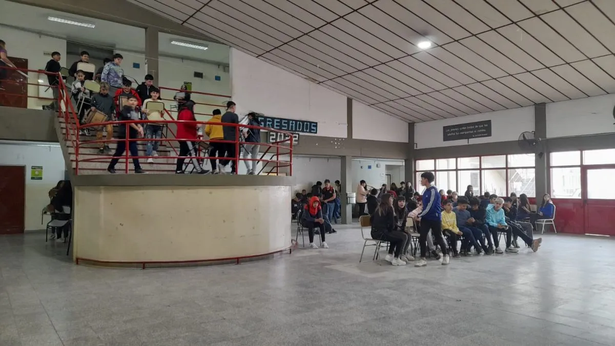Alumnos del CET 9 realizaron una sentada para reclamar aulas | Cipo360