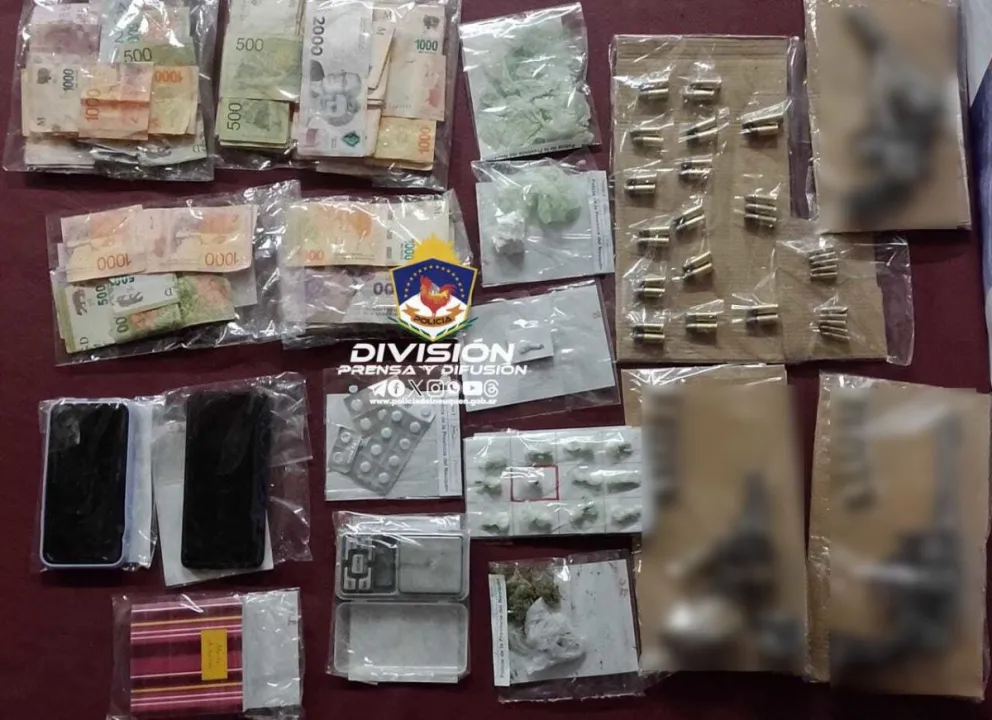 Drogas, armas de fuego, dinero y un demorado tras un allanamiento en Centenario