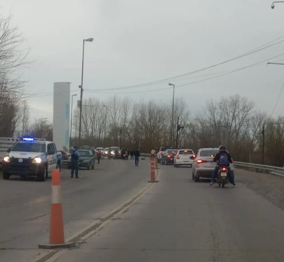 Por más de dos horas, vecinos cortaron el paso vehicular en el puente de Cinco Saltos- Centenario