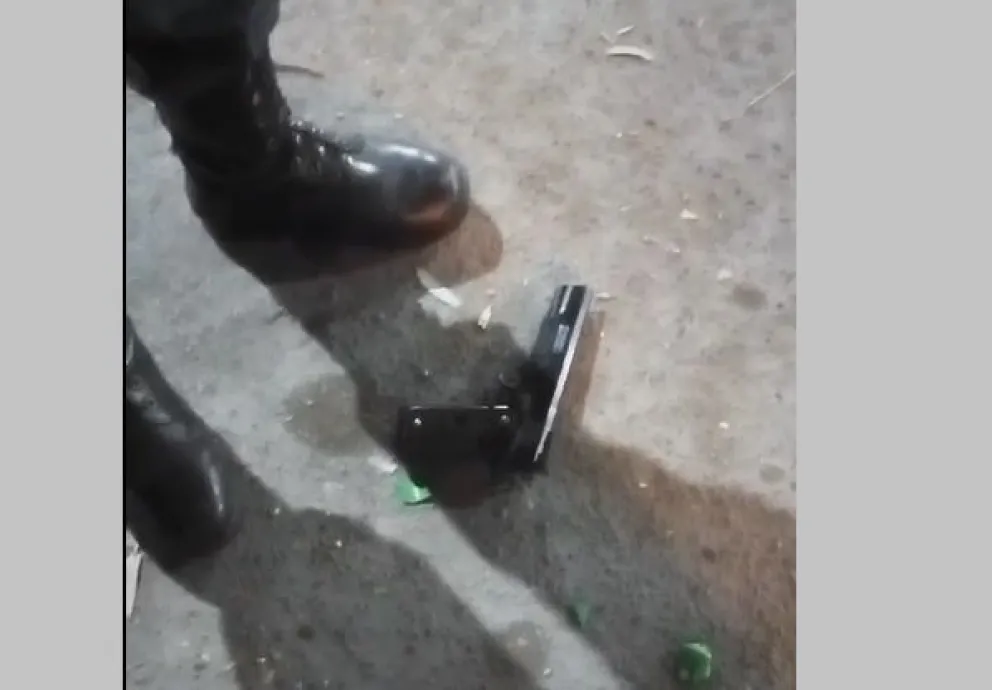Robó, se subió a un taxi y amenazó al conductor para escapar de la policía