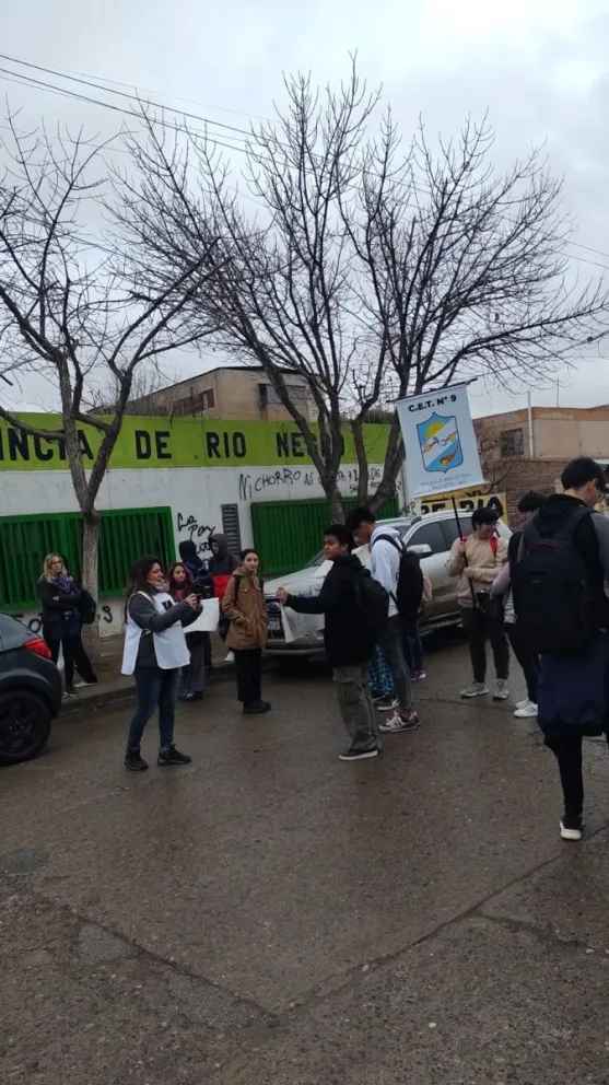 Estudiantes se manifiestan fuera de Educación en Cipolletti