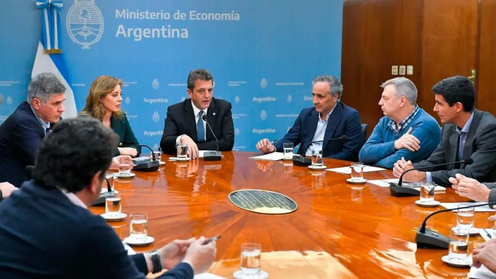 Massa anunció que se congela el precio de los combustibles hasta el 31 de octubre