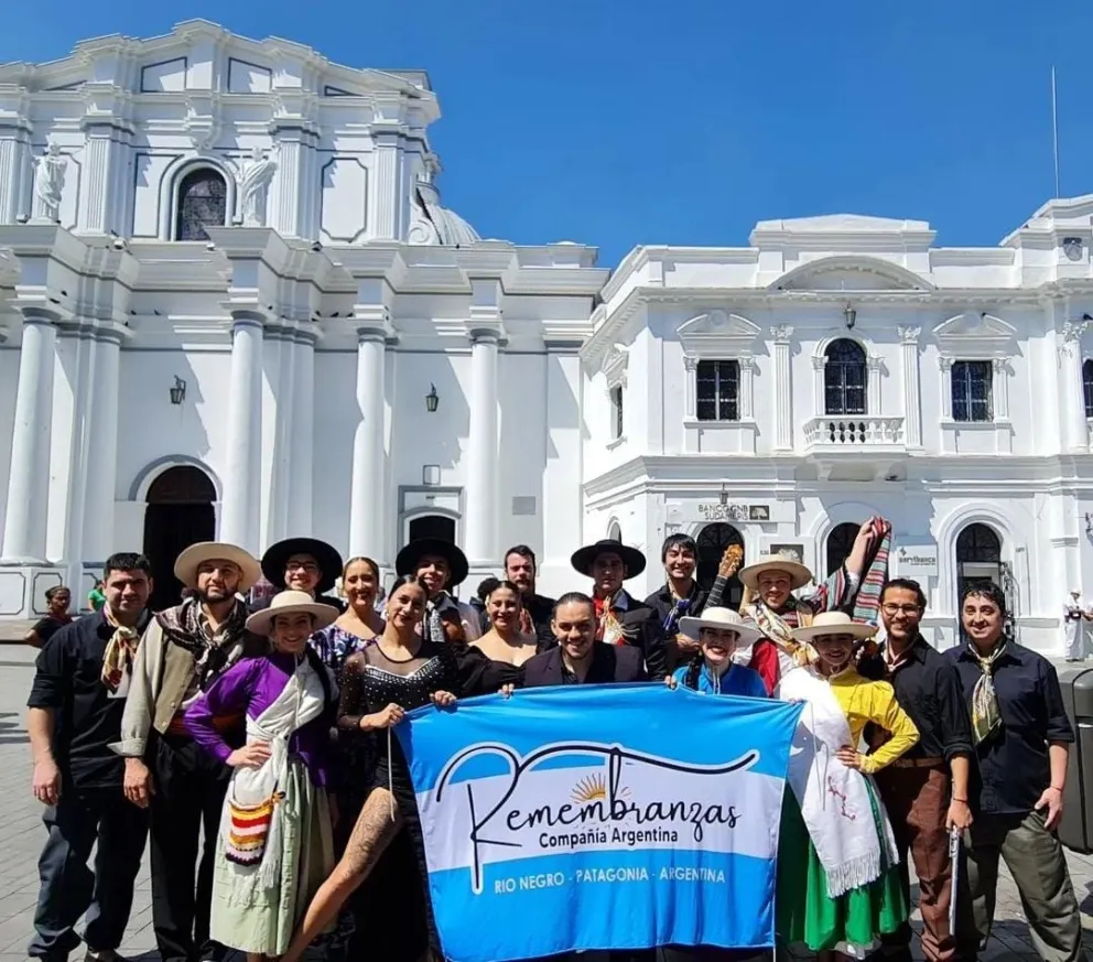 Río Negro representando al folklore argentino en Colombia