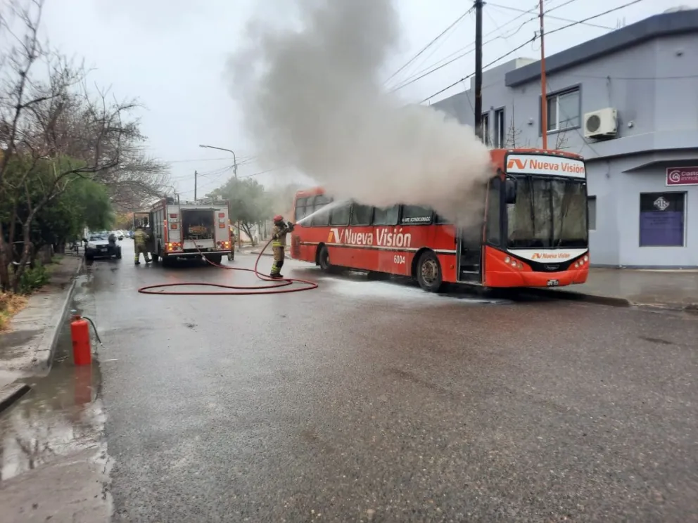 Se prendió fuego un colectivo en el barrio Brentana