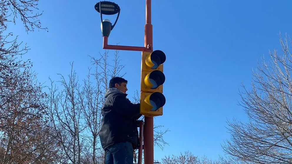 Instalan un nuevo semáforo en Alem y España