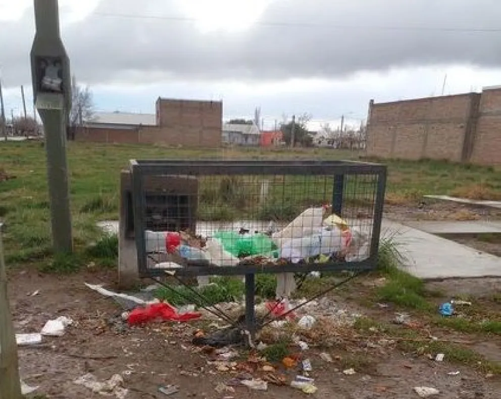  Vecinos del DVN reclaman por los colectivos y por el canasto de basura que dejó la policía