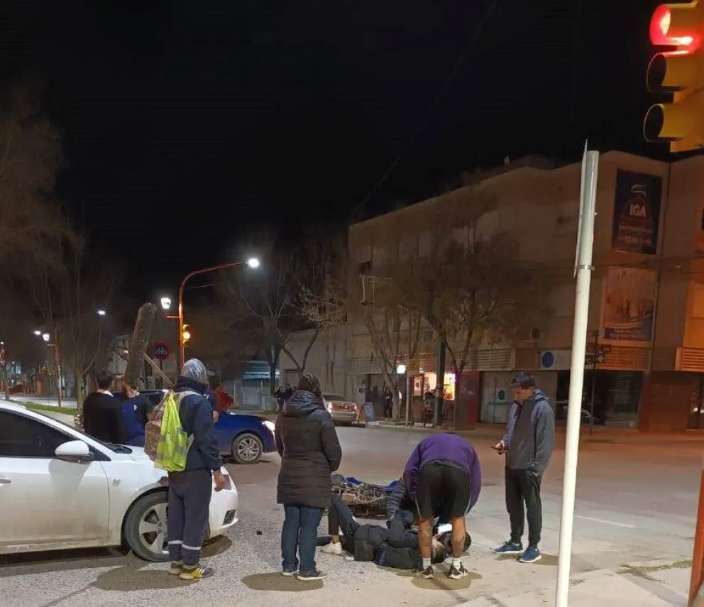 Semáforo de Alem y España, recién lo habilitan y ya no lo respetan