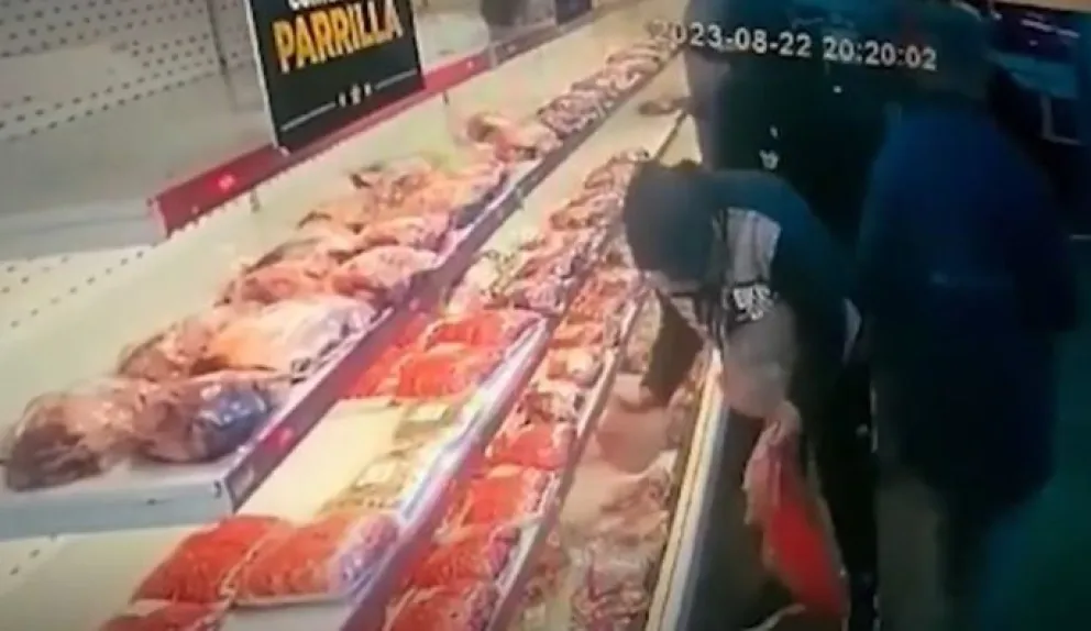 Lo fueron a detener por participar del saqueo a una carnicería y encontraron un arsenal