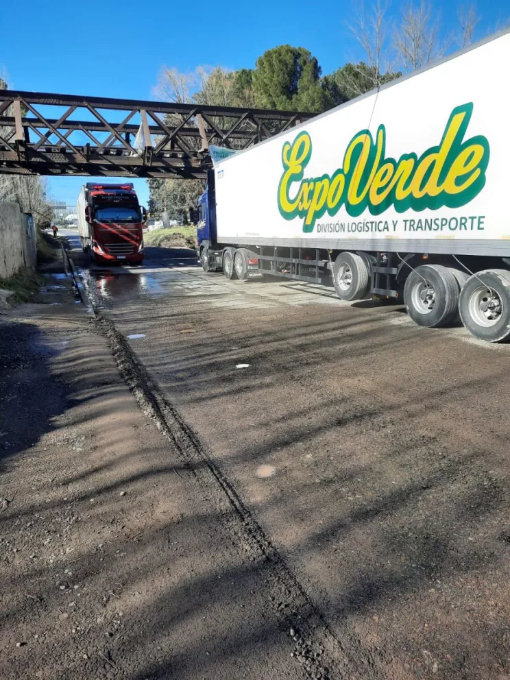 ¡Qué finito que le pasan al puente!