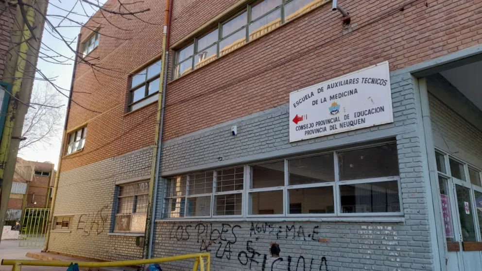 Estudiantes tomaron la Escuela de Auxiliares Técnicos de la Medicina ante el posible cierre de las carreras