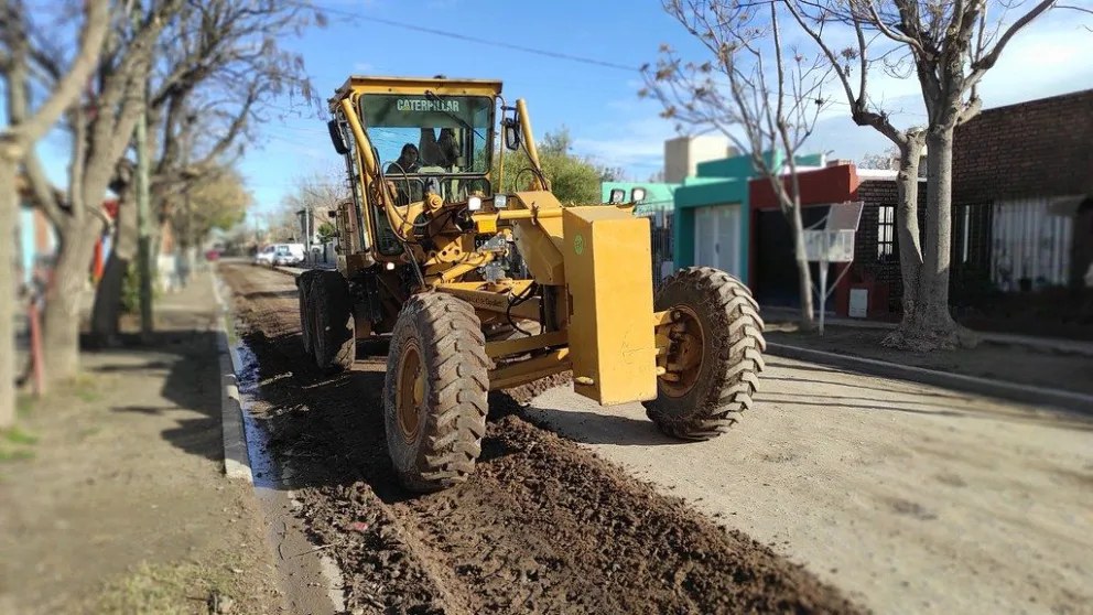 Empezaron los trabajos de nivelación en las calles de tierra