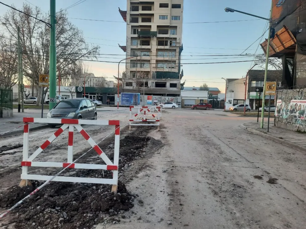 Atentos conductores y peatones, realizan recambio de cañería en zona centro 