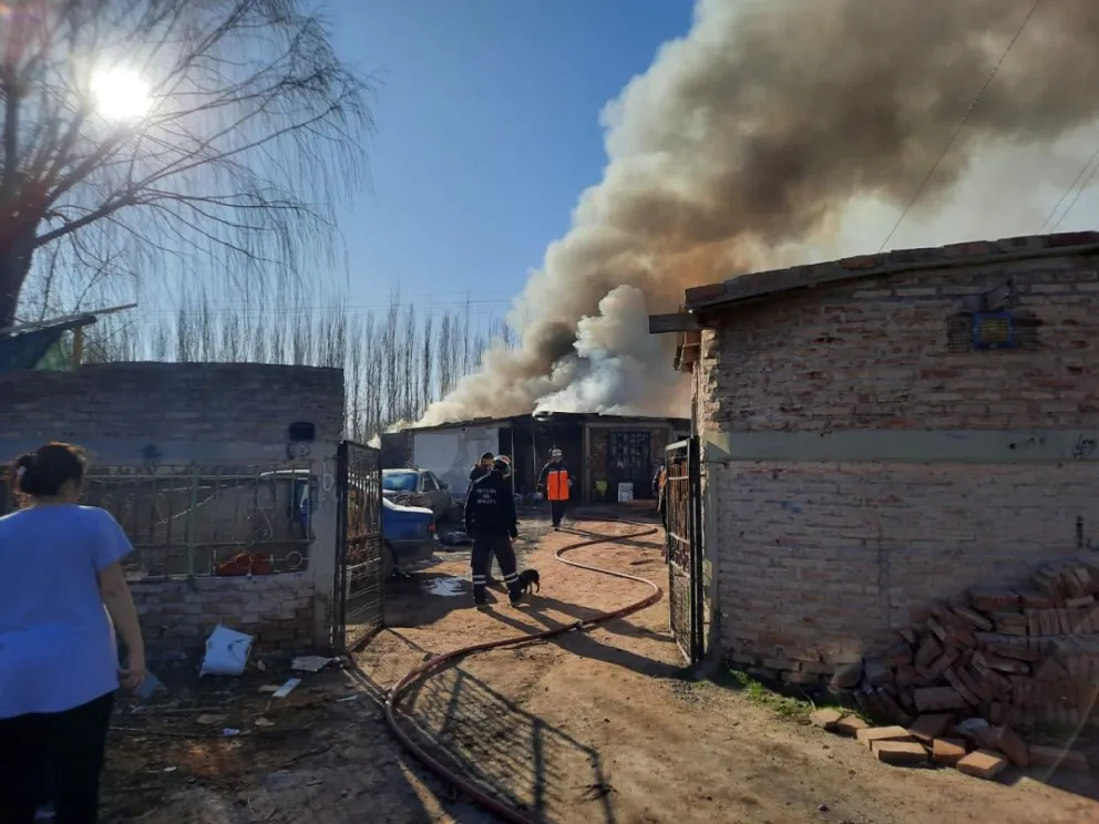Voraz incendio provocó pérdidas graves para una familia de Puente Madera