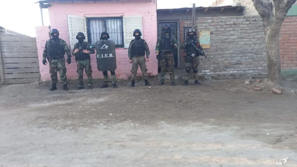 Hay dos detenidos: secuestran drogas, dinero y un vehículo durante un operativo