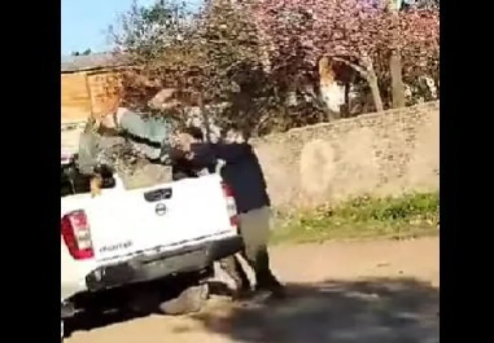 Video: el momento en que vecinos atraparon a ladrón y lo arrojaron sobre un patrullero