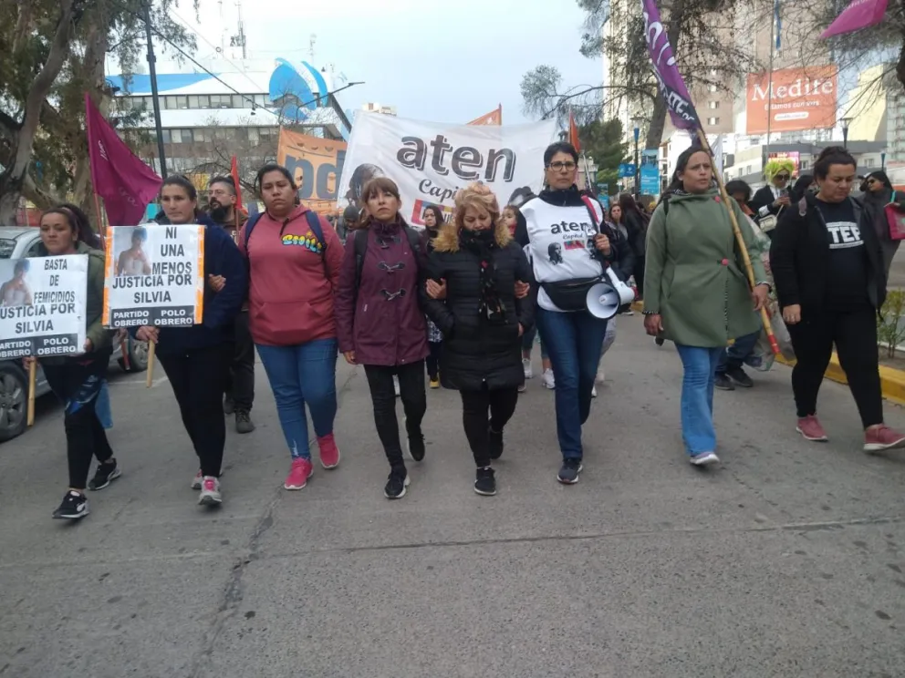 Mujeres del Alto Valle marcharon para exigir justicia por el femicidio en Las Perlas
