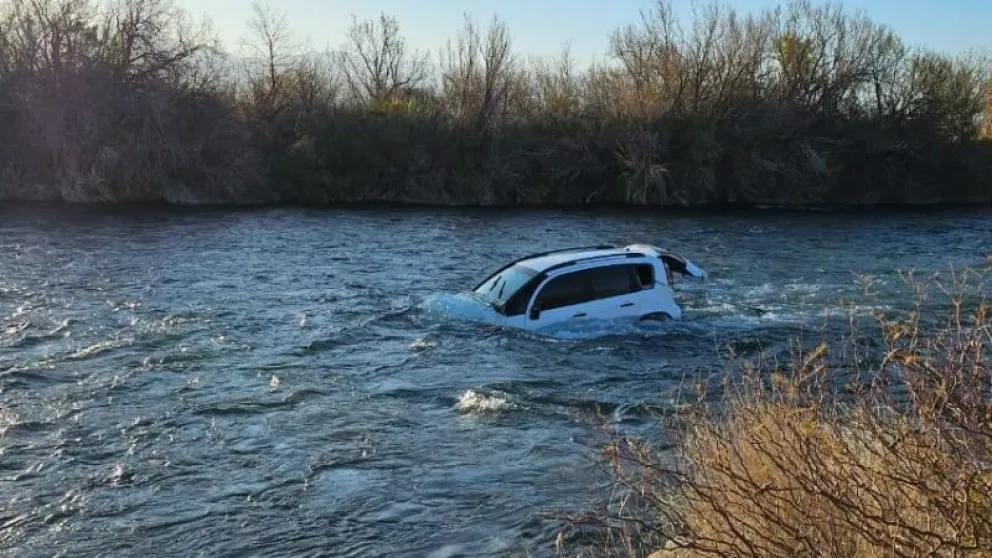 San Juan: dos nenes jugaban en un auto, quitaron el cambio y el auto terminó en el río