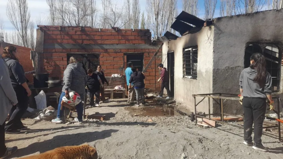 Comedor en Ferri: tras el incendio y la explosión vuelven a reconstruir “Caritas felices”