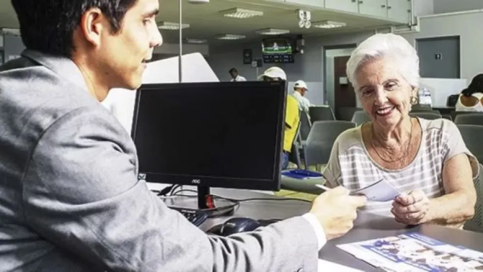 Se hizo pasar por otra persona, firmó unos documentos y en el banco no se dieron cuenta