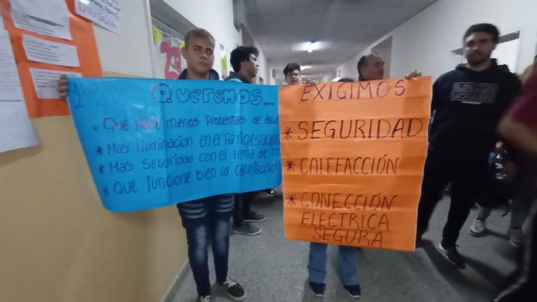 Manifestación en el CENS 21 por falta de seguridad y falta de ...