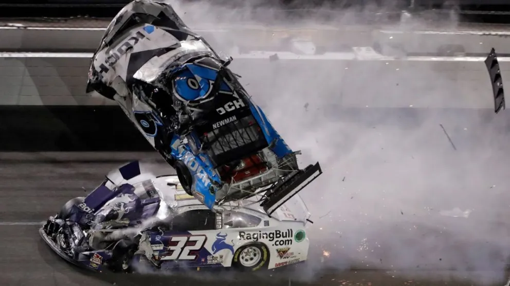 Impresionante: piloto de la Nascar salió ileso tras destrozar su auto en la carrera