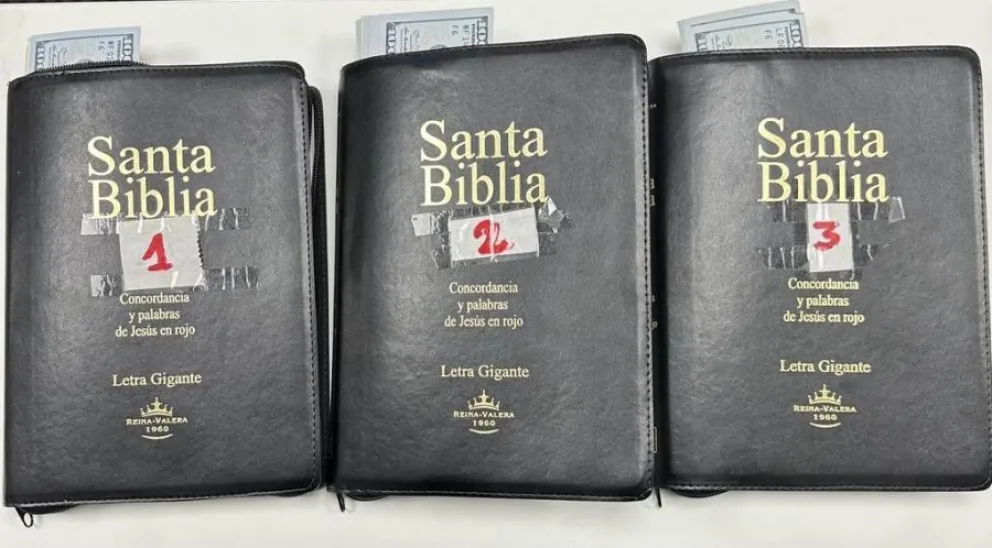 Insólito: intentaban sacar del país 17.000 dólares ocultos en biblias