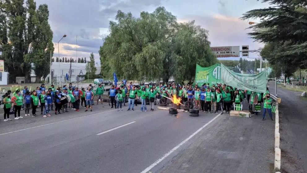 Trabajadores de ATE inician un paro y llevan sus reclamos a los puentes carreteros en Cipolletti