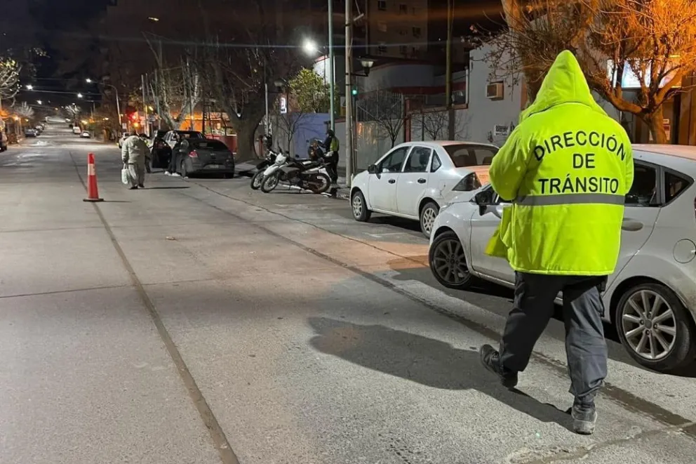 Detienen a mujer que intentó escapar luego de atropellar a dos inspectores