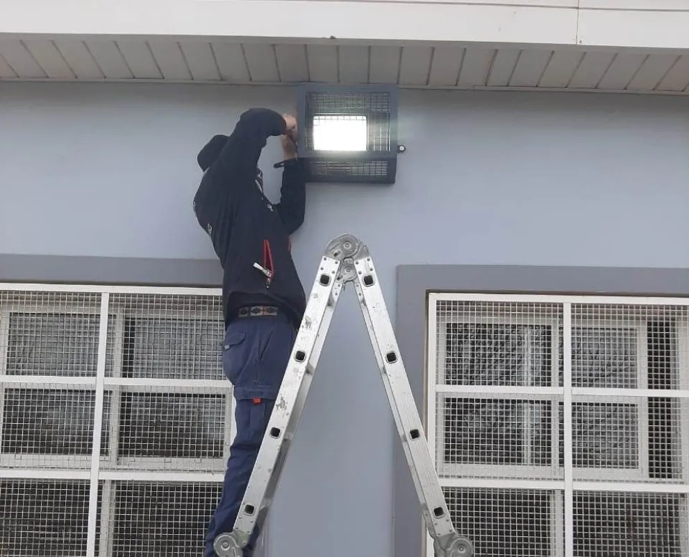 Estudiantes siguen de cerca los arreglos en el edificio escolar de Esquiú y Naciones Unidas