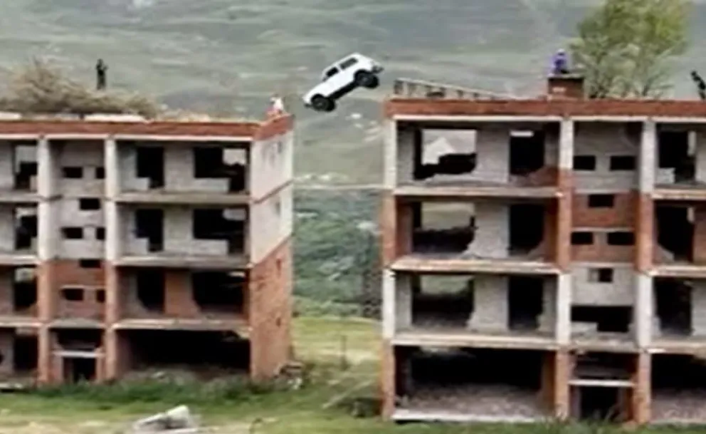 Video insólito: saltó con su vehículo al techo de otro edificio y no salió como esperaba