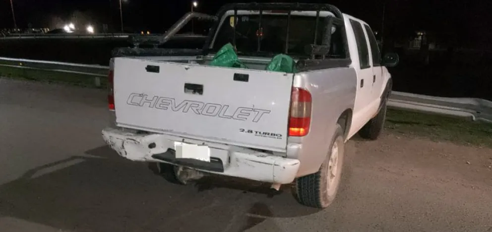 ¡Abandonaron la camioneta a un costado de la 151!