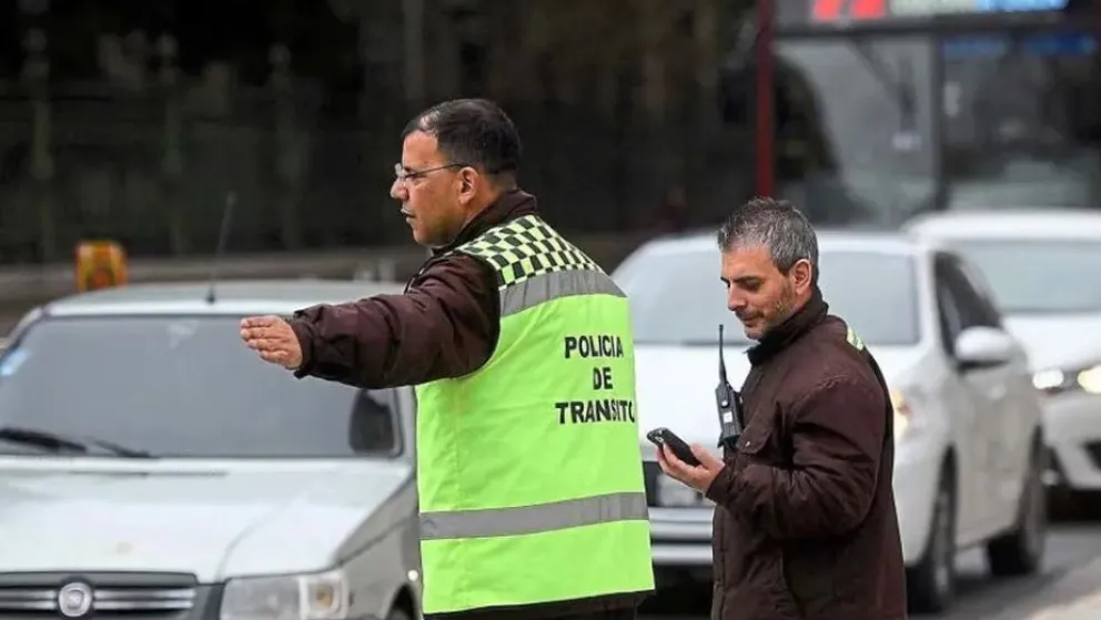Atropelló a dos inspectores por escapar de un control vehicular en Neuquén