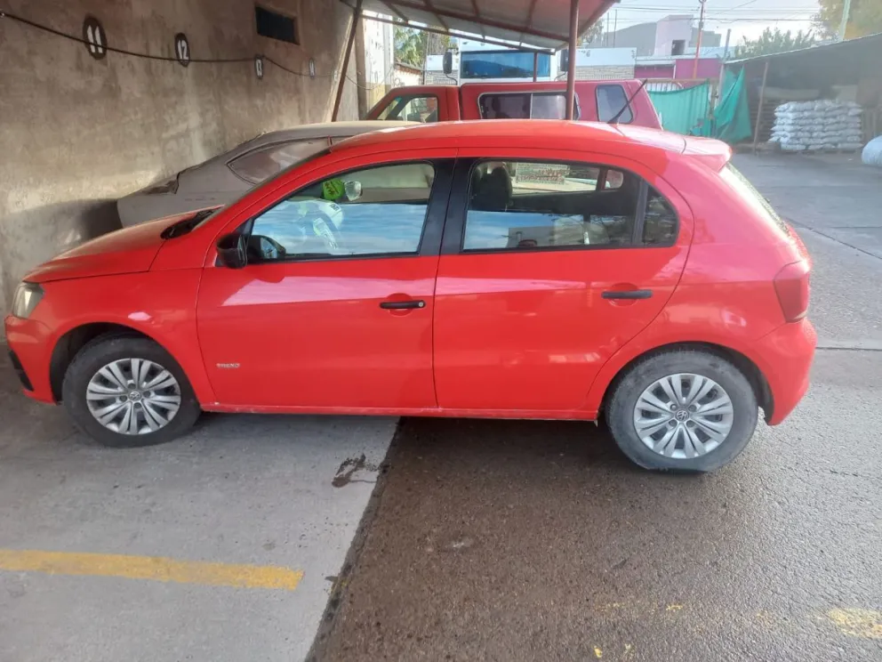 Se bajó a entregar un pedido y le robaron el auto. Brinda una recompensa