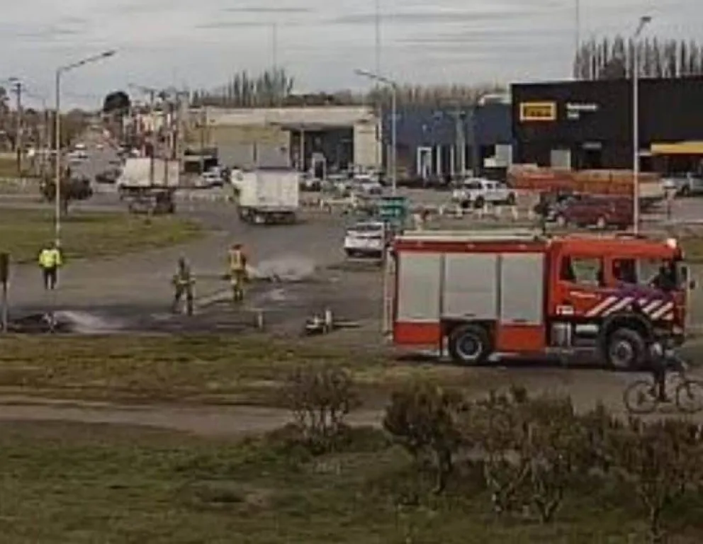 ¡De no creer! Bomberos de Cipolletti tuvieron que apagar la quema de neumáticos tras protesta de ATE