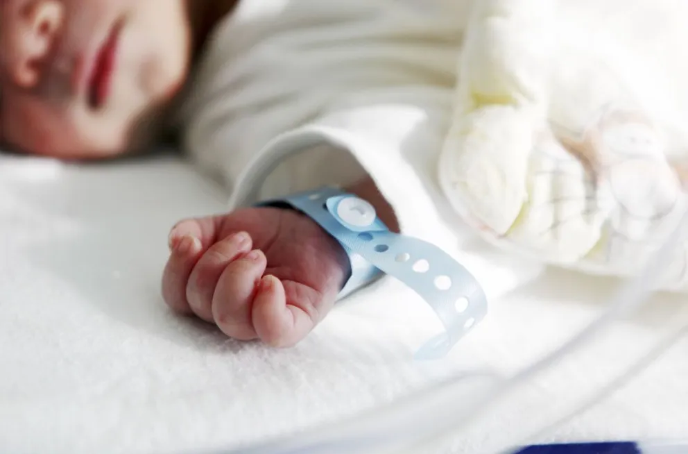 Síndrome de niño sacudido: bebé de 2 meses está internado y su padre fue detenido por maltrato
