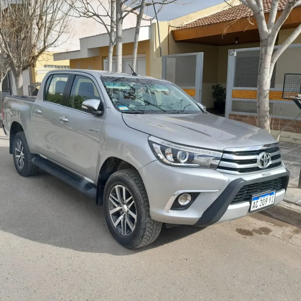 Entró a buscar la campera y al salir vio como se llevaban su vehículo