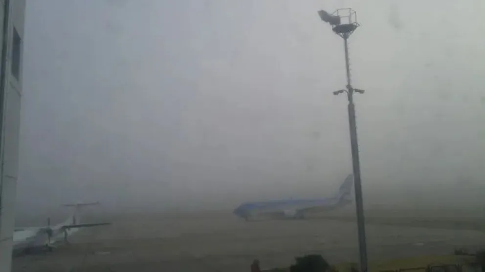 Complicaciones por la niebla: cientos de pasajeros varados en el aeropuerto neuquino