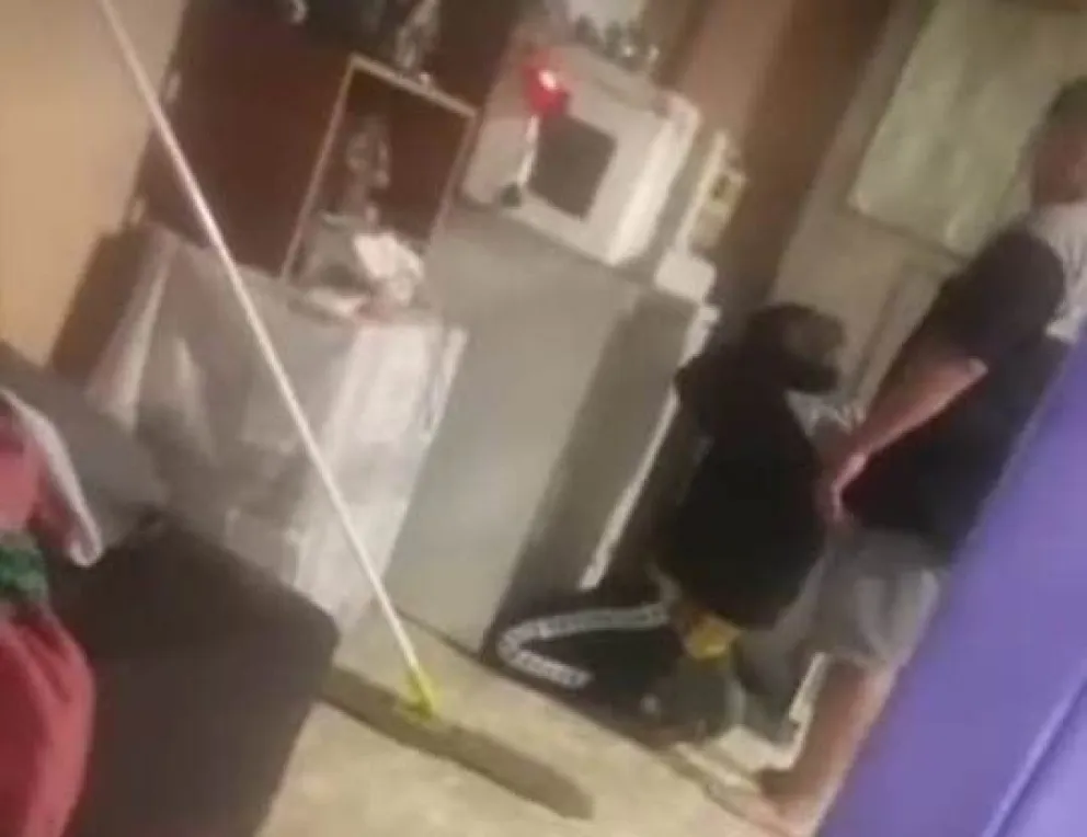 VIDEO: Se metió a robar en una casa y terminó reducido por la familia. Dijo que era una broma
