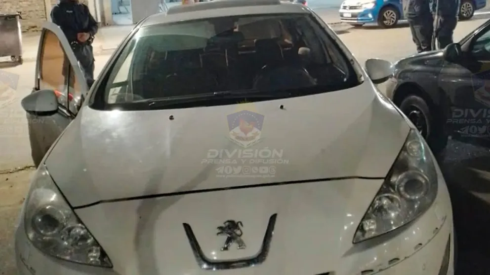 Detienen a dos personas y secuestran un Peugeot 408 robado con 16 dosis de cocaína