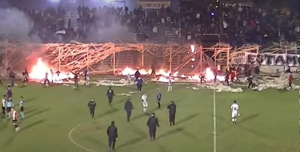 ¡Insólito!: incendio en pleno partido entre Cipolletti y Sansinena