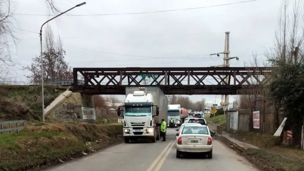 Un camión chocó el puente ferroviario sobre la ruta 151