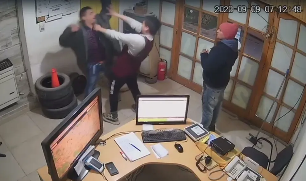 Video: Asaltaron un operario de una base de taxis
