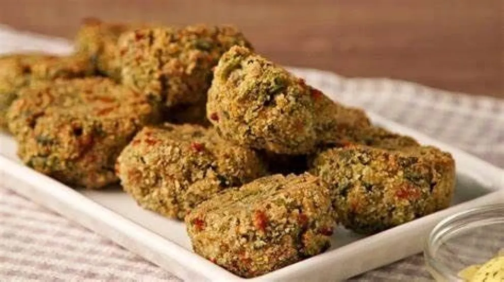 Croquetas de arroz: al horno y rellenas de salchichas